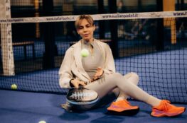 Vrouwelijke padelspeler in comfortabele sportieve leggings tijdens training op de baan.