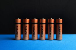 Een slimme thuisbatterij in een moderne woning, die zonne-energie opslaat en energieverbruik optimaliseert.