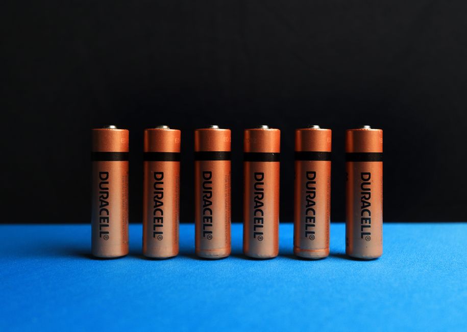 Een slimme thuisbatterij in een moderne woning, die zonne-energie opslaat en energieverbruik optimaliseert.